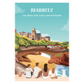 Affiche illustrée d'une famille assise face à la ville de Biarritz