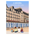 une famille assise sur un banc face à l'hotel de Cabourg