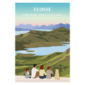 une famille assise sur un banc face à un paysage écossais