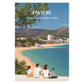 une famille assise sur un banc face à la plage de Favière