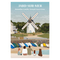 Une famille de dos assise sur un banc face au moulin et à la plage de Jard-sur-mer.