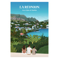 Affiche illustrée et personnalisable représentant une famille face au village de Cilaos, entouré de ses montagnes majestueuses et des paysages emblématiques de l’île de La Réunion.