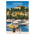 une famille assise sur un banc face au lavandou