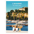 une famille assise sur un banc face au lavandou