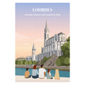 une famille assise sur un banc face à la ville de Lourdes