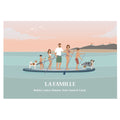 Affiche déco personnalisable d’une famille debout sur un paddle géant, sur une eau calme de lac ou de mer.