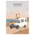 Affiche illustrée et personnalisable représentant une famille en roadtrip dans une fourgonnette ou un van, avec différents paysages en arrière-plan.