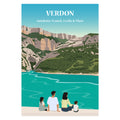 une famille assise sur un banc face au lac du Verdon
